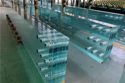 Europese klant bezoekt fabriek voor gehard gelaagd glas van laurierglas